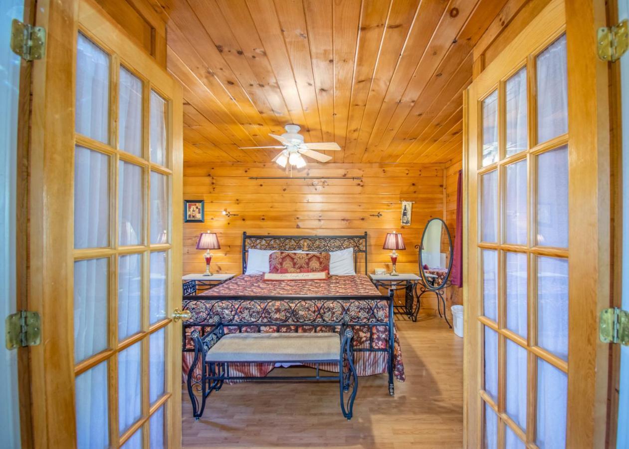 Ladybug Resort Romantic Cabin With Mountain Views, Game Room, Close To Dollywood Sevierville Exterior foto