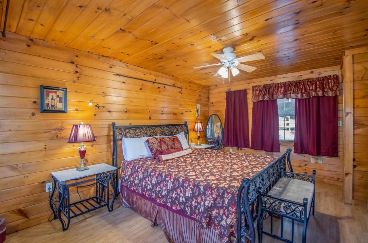 Ladybug Resort Romantic Cabin With Mountain Views, Game Room, Close To Dollywood Sevierville Exterior foto