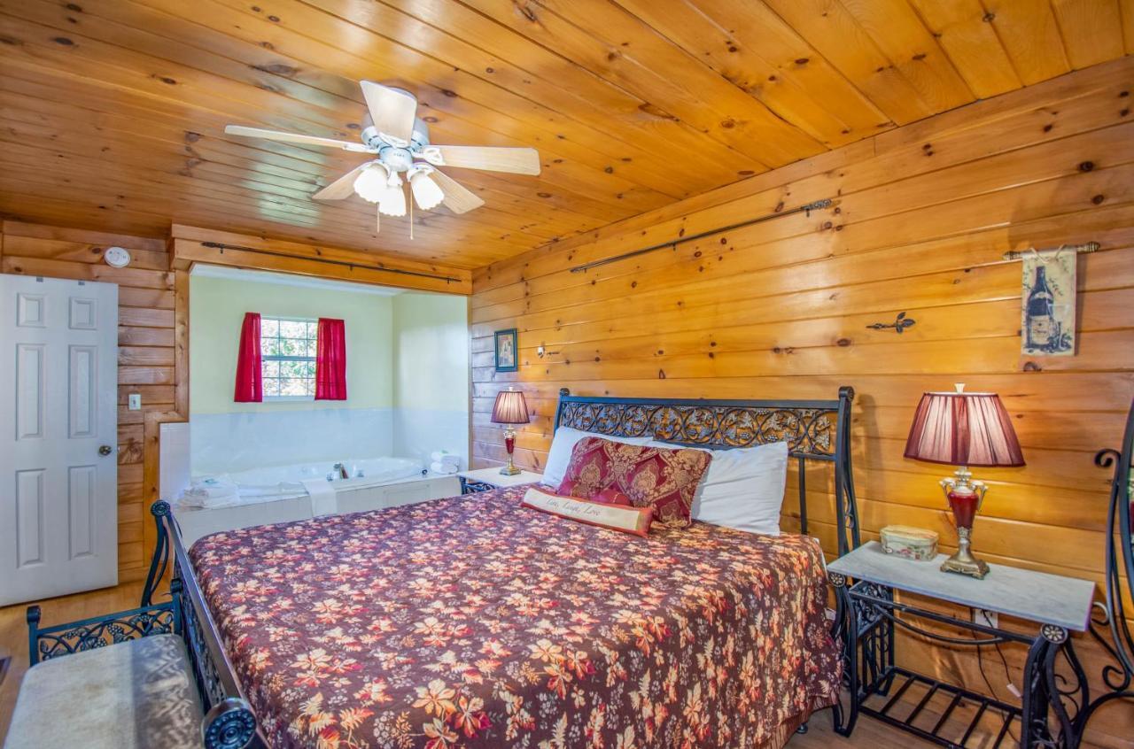 Ladybug Resort Romantic Cabin With Mountain Views, Game Room, Close To Dollywood Sevierville Exterior foto