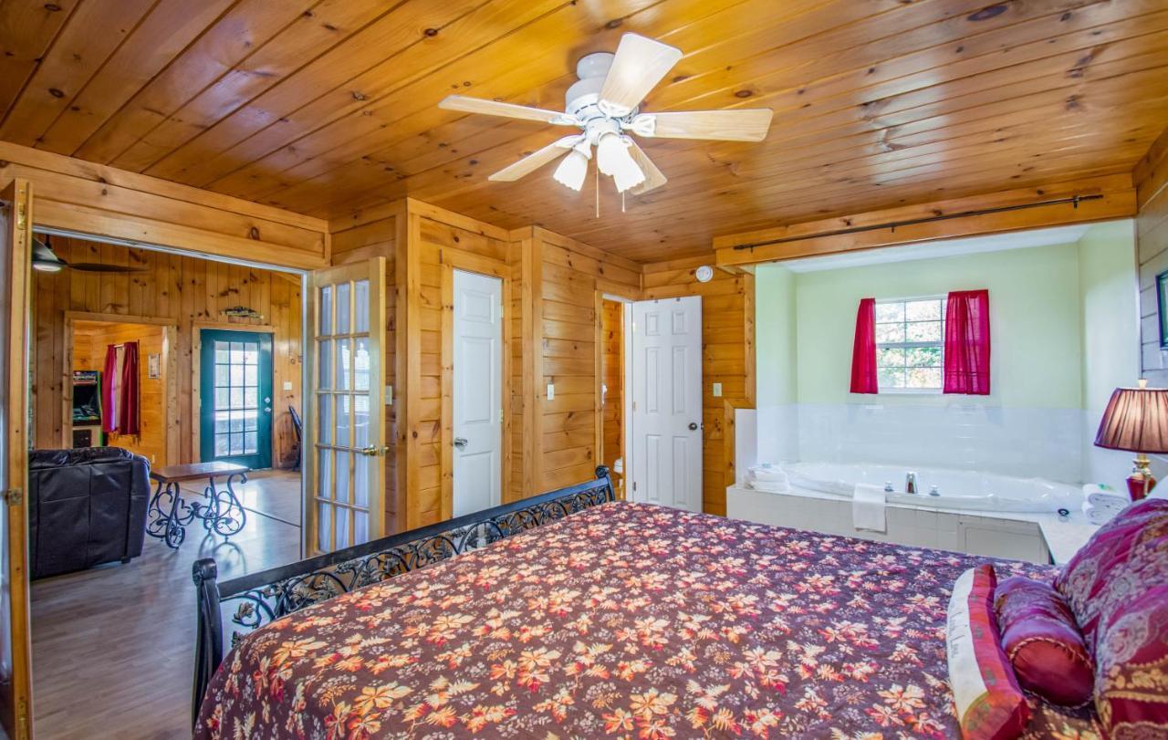 Ladybug Resort Romantic Cabin With Mountain Views, Game Room, Close To Dollywood Sevierville Exterior foto