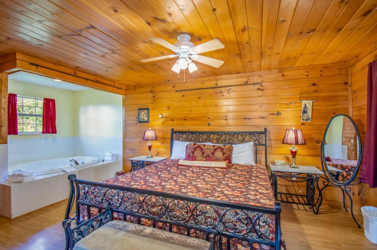 Ladybug Resort Romantic Cabin With Mountain Views, Game Room, Close To Dollywood Sevierville Exterior foto